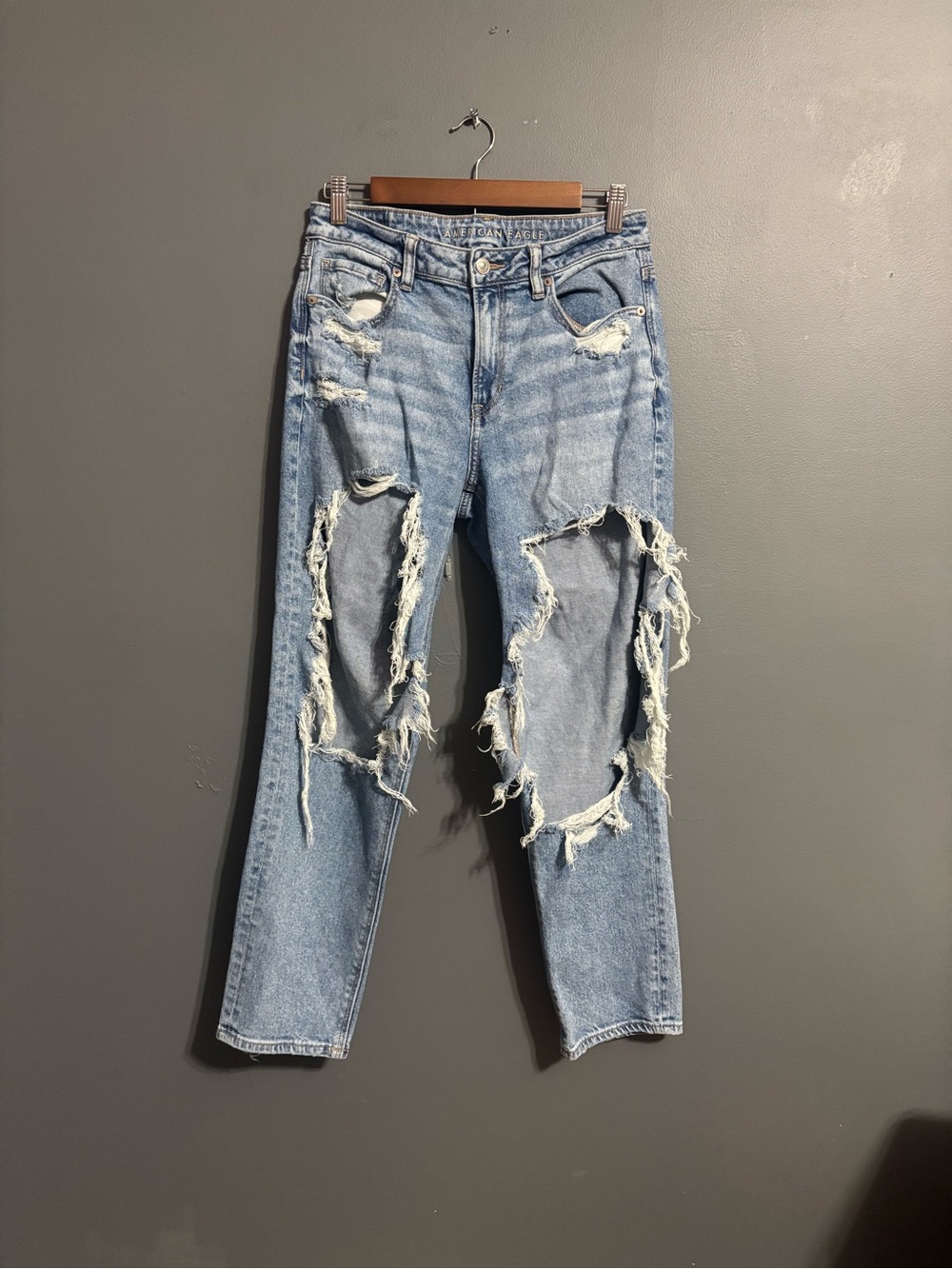 American Eagle grunge High Rise skater Distressed “Mom Jeans” Women’s Size 8